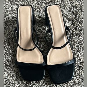 Women heeled sandal size 6.5W